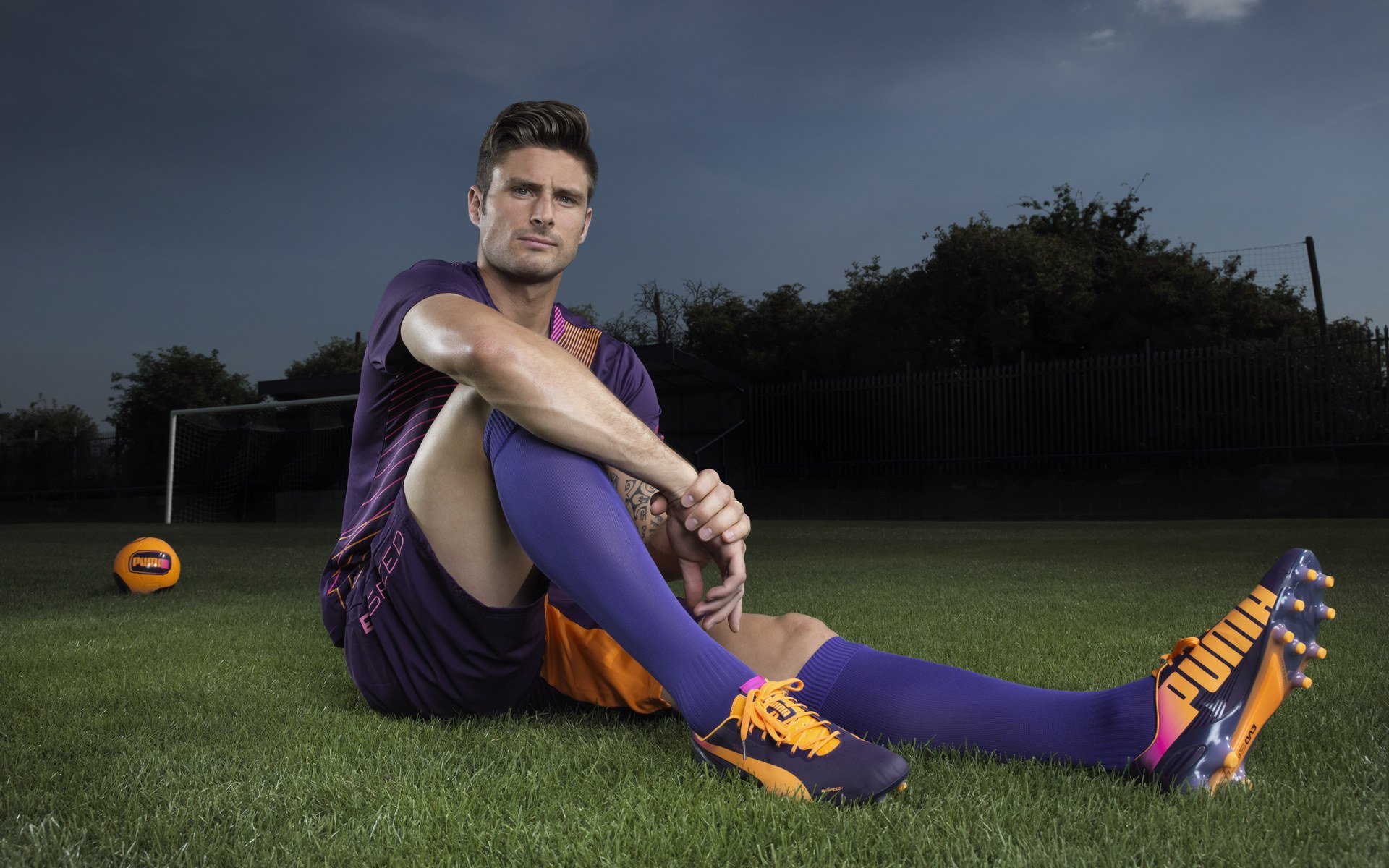 “青少年足球训练营引入多项创新技术，提升专业水平”，青少年足球训练营价格